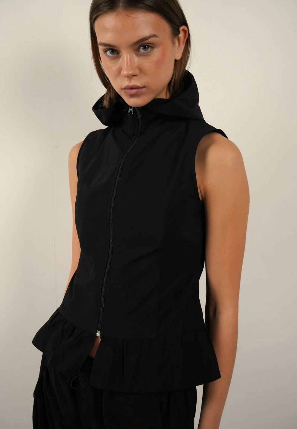 Dola Vest Black