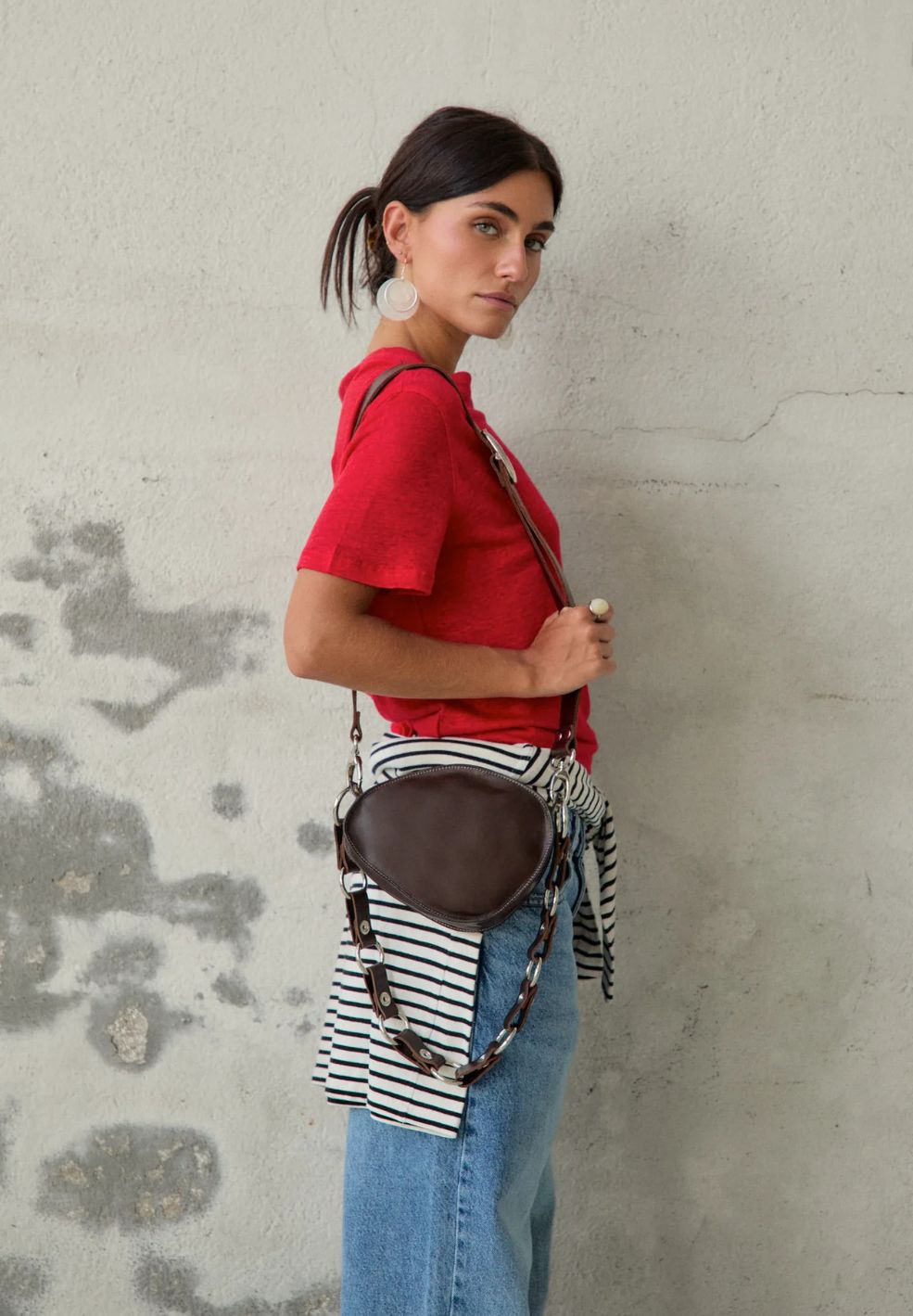 Model wearing the MAS1 Trotter Brown Crossbody Bag styled as a crossbody with the long circular chain strap and adjustable strap