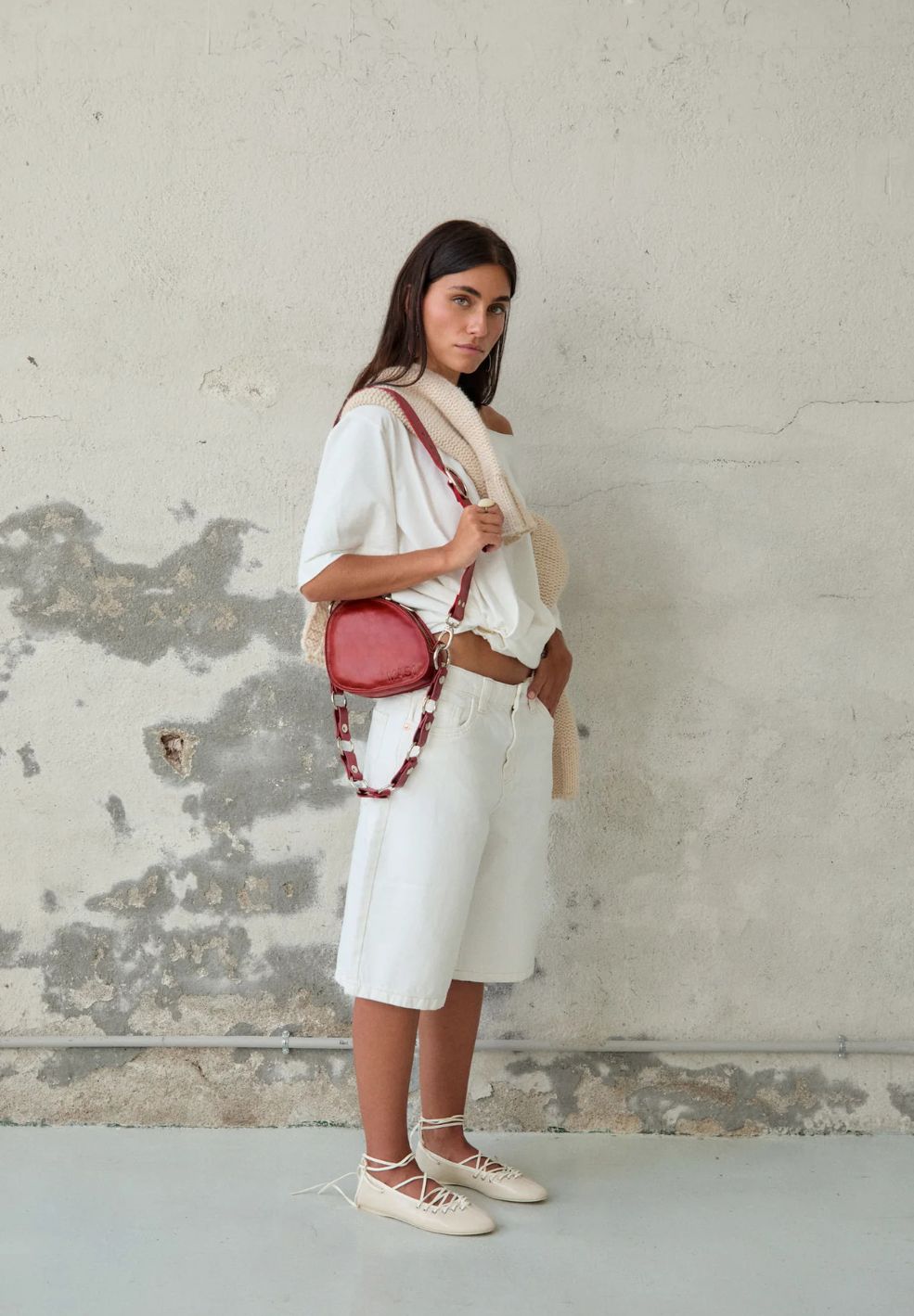 MAS1TrotterBagBurgundyOnModel_VerseGoodStore.web_2